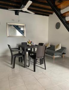 ein Esszimmer mit einem Tisch, Stühlen und einem Sofa in der Unterkunft Apartamento Amoblado con Ventilador in Montería
