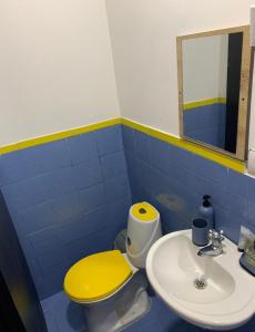 ein Badezimmer mit einem gelben WC und einem Waschbecken in der Unterkunft Apartamento Amoblado con Ventilador in Montería