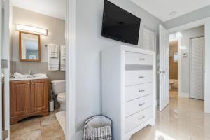 baño con aseo y TV en la pared en Roxanas 3bed 2bath Home with Modern Interior and BBQ Backyard, en Fort Lauderdale 39 fotos más