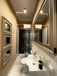 グダニスクにあるCloud 9 - wyjątkowa majówkaのバスルーム(洗面台、トイレ、鏡付)