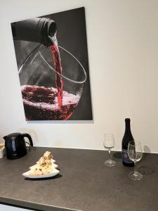 a person pouring red wine into a glass at Haus Gabor in Mülheim an der Ruhr