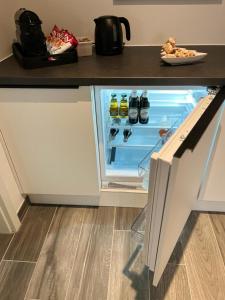 einen offenen Kühlschrank mit offener Tür in der Küche in der Unterkunft Haus Gabor in Mülheim an der Ruhr