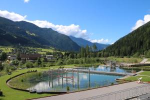 um resort nas montanhas com uma grande piscina em das MARX - Gasthof Marx - Apartments em Grosskirchheim