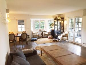 un soggiorno con divano, tavolo e sedie di Getxo Garden Houses - Grand Chalet a Getxo