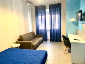 - un salon avec un lit et un canapé dans l'établissement Flyresidence, à Naples