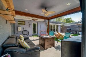 ハリウッドにあるHollys Hacienda with Heated Pool and Patio Areaのソファと天井ファンのあるリビングルーム