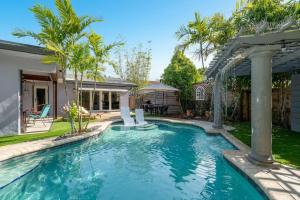 ハリウッドにあるHollys Hacienda with Heated Pool and Patio Areaの家の裏庭にあるプール