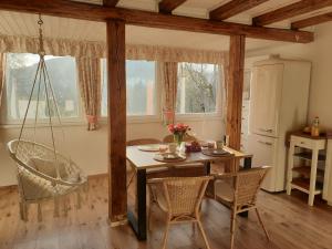 een keuken met een tafel en stoelen en een schommel bij Chata Beruška in Kytlice