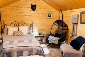 um quarto com uma cama num quarto com paredes de madeira em Studio Log Cabin With Aurora Views em Fairbanks