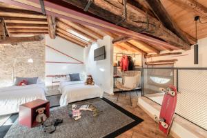 トレモージネ・スル・ガルダにあるLocanda Al Castellettoのベッド2台とスケートボードが備わる客室です。