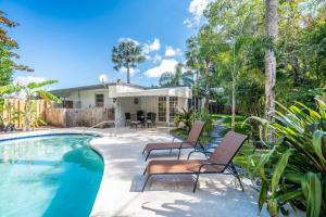 Πισίνα στο ή κοντά στο Wilton Tropical Oasis with Heated Pool and Hot Tub