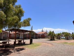 a picnic area with two picnic tables and a pavilion at Hotel Valle Colorado in Villa Unión