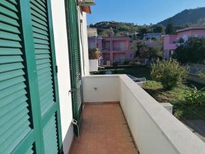 uma vista da varanda de uma casa em Grazioso appartamento a Ischia zona pilastri em Ischia