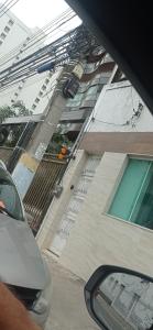 - une vue depuis la fenêtre d'un bâtiment dans l'établissement Pelinca Square Center, à Campos dos Goytacazes