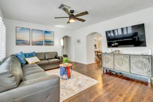 フォート・ローダーデールにあるVictoria Park Oasis with Heated Pool and Moreのソファと薄型テレビのあるリビングルーム
