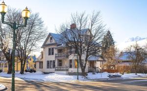 ein weißes Haus auf einer Straße mit Straßenbeleuchtung in der Unterkunft The Copeland in Revelstoke