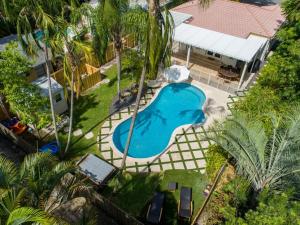 フォート・ローダーデールにあるVictoria Park Oasis with Heated Pool and Moreのヤシの木のあるプールの上空からの眺め