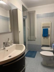 リヴォルノにあるLa Casetta di Ashのバスルーム(白い洗面台、トイレ付)