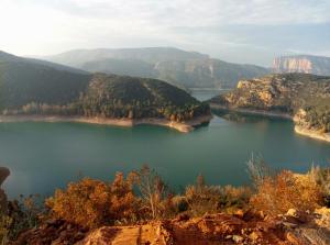 LlimianaにあるCasa Tao Terradetsの山の湖の景色