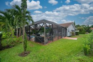 ein großes Glashaus mit Hof in der Unterkunft Three Bedroom Pool Home with Modern Interior Design in Coral Springs