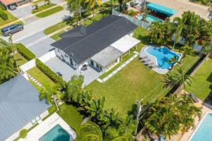 uma vista superior de uma casa com piscina em Delilas Chic 3 Bedroom 2 bath Abode with Heated Pool em Deerfield Beach