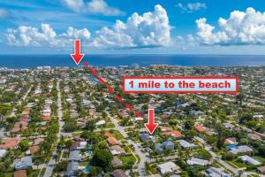 um mapa de um bairro com uma milha para a praia em Delilas Chic 3 Bedroom 2 bath Abode with Heated Pool em Deerfield Beach
