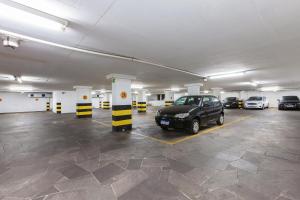 un garaje con coches aparcados en él en Tri Hotel & Flat Caxias en Caxias do Sul
