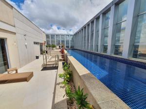una piscina al lado de un edificio en Vision Executive Express III, en Brasilia