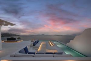 - un accès à une piscine sur une maison avec un coucher de soleil dans l'établissement Mykonos Grand Hotel & Resort, à Agios Ioannis Mykonos