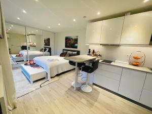 cocina con cama y escritorio en una habitación en Prachtig guesthouse met gratis parkeren, en Maasmechelen