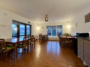 a kitchen and dining room with a table and chairs at Pensiunea Mirage in Iaşi