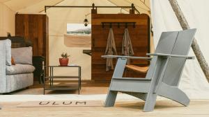 uma cadeira numa sala de estar com uma tenda em ULUM Moab em La Sal