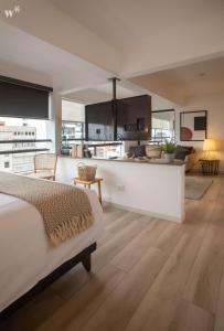una camera con letto bianco e una cucina di Brilliant 1BR in Miraflores a Lima