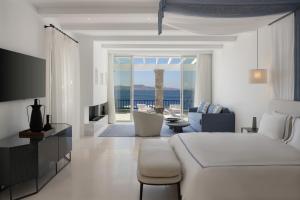 TV a/nebo společenská místnost v ubytování Mykonos Grand Hotel & Resort