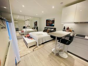 Pokój z łóżkiem i stołem oraz kuchnią w obiekcie Prachtig guesthouse met gratis parkeren w mieście Maasmechelen