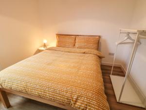 格林卡斯爾的住宿－Rockville，一间卧室配有一张带橙色床罩的床