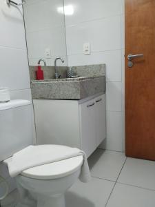 y baño con aseo y lavamanos. en Israel Flat da Mar & Sol, en João Pessoa