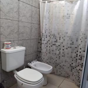 uma casa de banho com um WC e um chuveiro em Hostal Lo de Ramona em Belén