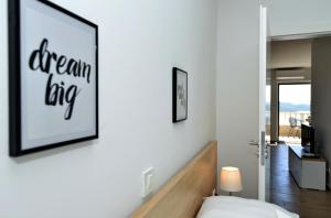 Posteľ alebo postele v izbe v ubytovaní Villa Tećo - Moderne Apartments mit Pool und Meerblick