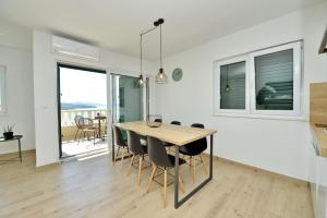 Fotografia z galérie ubytovania Villa Tećo - Moderne Apartments mit Pool und Meerblick v Trogiri