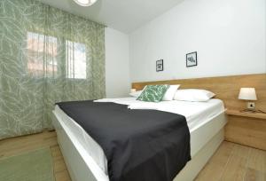Posteľ alebo postele v izbe v ubytovaní Villa Tećo - Moderne Apartments mit Pool und Meerblick