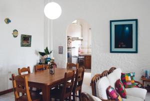 een keuken en eetkamer met een tafel en stoelen bij Mare Mio in Puerto Baquerizo Moreno