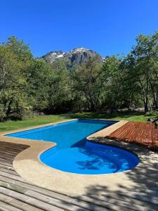 una piscina con una montaña en el fondo en Cabañas en Termas de Chillán, en Recinto