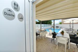 Bazén v ubytovaní Villa Tećo - Moderne Apartments mit Pool und Meerblick alebo v jeho blízkosti