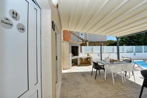 Bazén v ubytovaní Villa Tećo - Moderne Apartments mit Pool und Meerblick alebo v jeho blízkosti