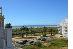 desde el balcón de un edificio con vistas a la playa en Residencial Atlántico, en Isla del Moral