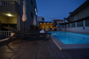 Bazén v ubytovaní Villa Tećo - Moderne Apartments mit Pool und Meerblick alebo v jeho blízkosti