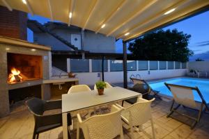 Bazén v ubytovaní Villa Tećo - Moderne Apartments mit Pool und Meerblick alebo v jeho blízkosti