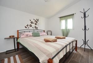 een slaapkamer met een groot bed in een kamer bij Villa Kata in Sičane