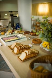 uma mesa cheia de diferentes tipos de alimentos em Ok Inn Hotel Floripa - SOB NOVA GESTÃO em Florianópolis